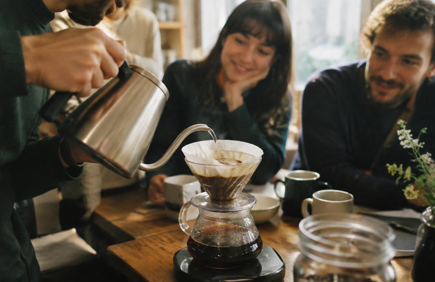 Mains versant le café avec une bouilloire gooseneck pendant un atelier